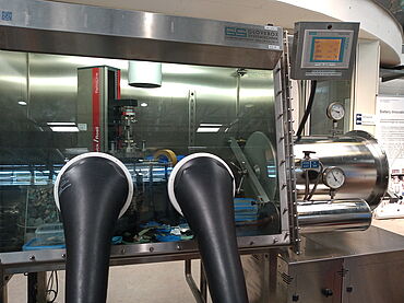 Configurazione di prova con glove box (camera protettiva) per prove di trazione su lamine di litio nell'ambito dei test sulle batterie agli ioni di litio