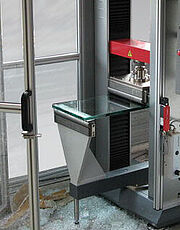 在ProLine試驗機上對結構玻璃進行符合EN 1288-3標準的4點彎曲測試