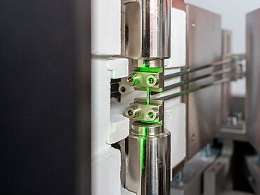 Laserextensometer sind ideal für die Dehnungsmessung an Miniproben ab 1,5 mm Anfangsmesslänge
