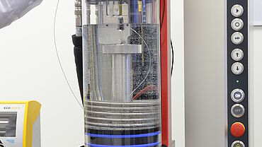 Preskus katetra v tekočinski kopeli na stroju za preskušanje materialov zwickiLine